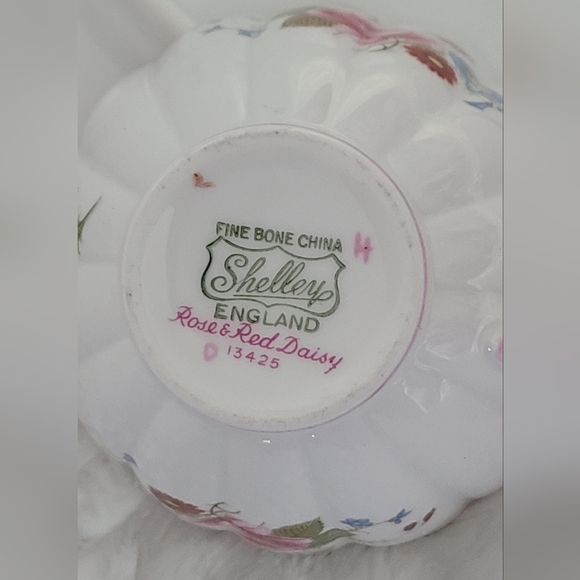 Shelley England Rose and Red Daisy Fine Bone China Cup, Saucer, Cake Plate - Picture 5 of 14